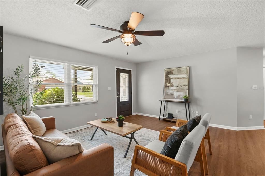 Activo con contrato: $370,000 (4 camas, 2 baños, 1224 Pies cuadrados)