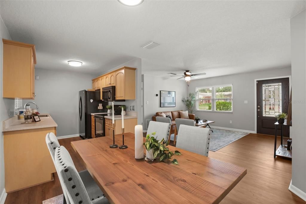 Activo con contrato: $370,000 (4 camas, 2 baños, 1224 Pies cuadrados)
