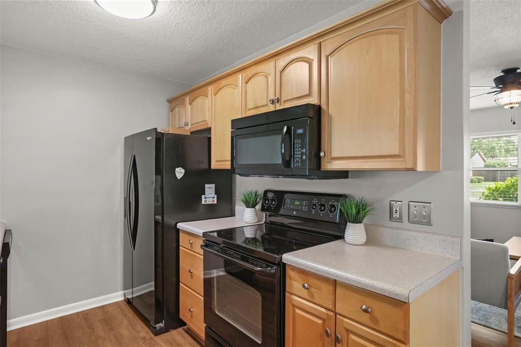 Activo con contrato: $370,000 (4 camas, 2 baños, 1224 Pies cuadrados)