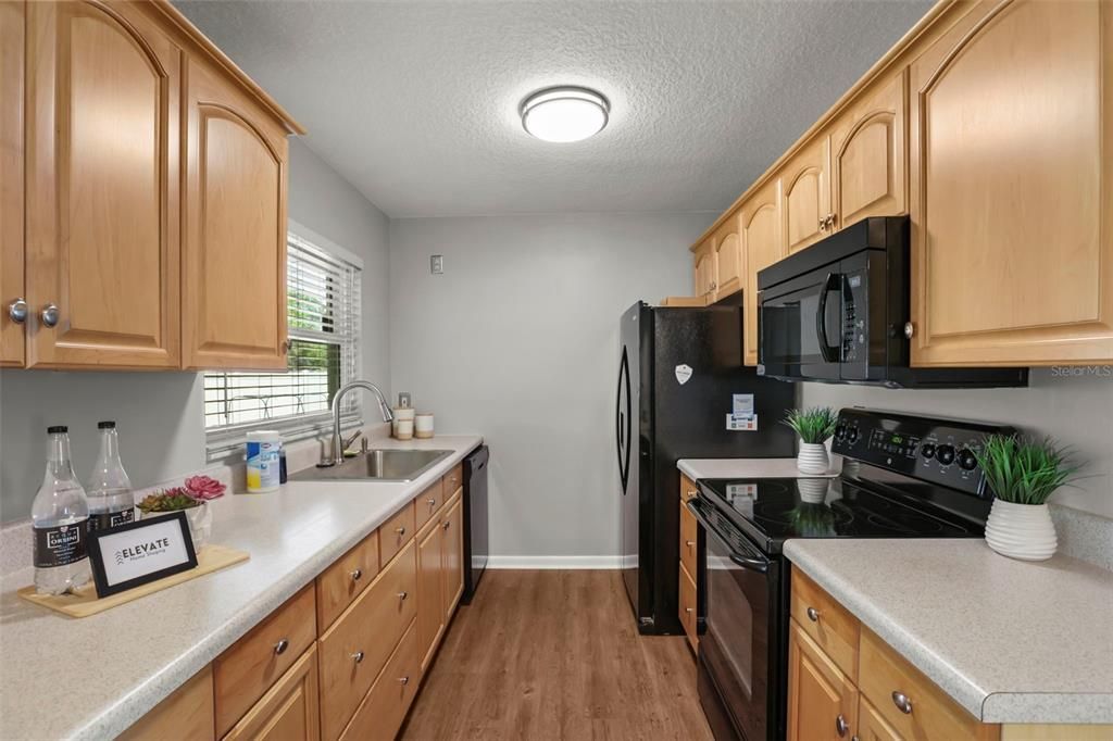 Activo con contrato: $370,000 (4 camas, 2 baños, 1224 Pies cuadrados)