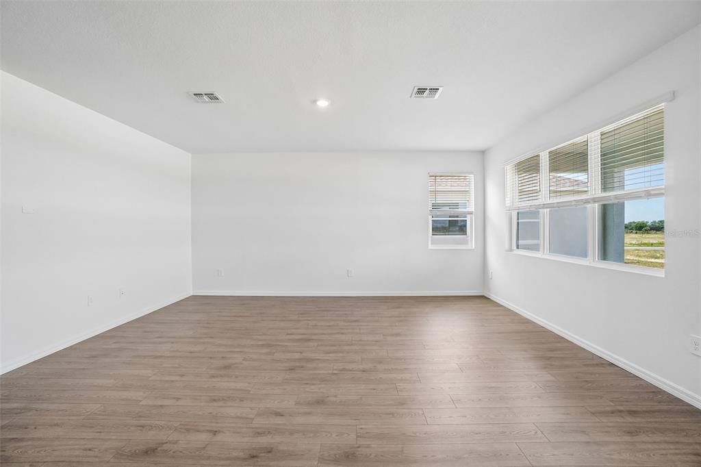 Activo con contrato: $408,700 (4 camas, 3 baños, 2336 Pies cuadrados)