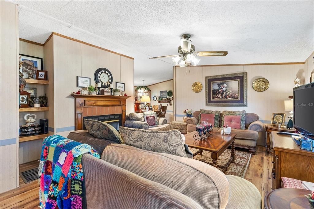 Active With Contract: $125,000 (3 beds, 2 baths, 1152 Square Feet)