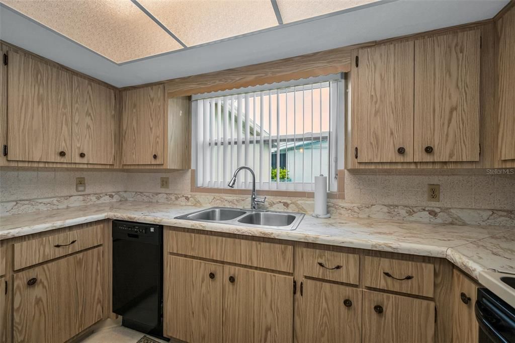 На продажу: $299,900 (3 спален, 2 ванн, 1672 Квадратных фут)