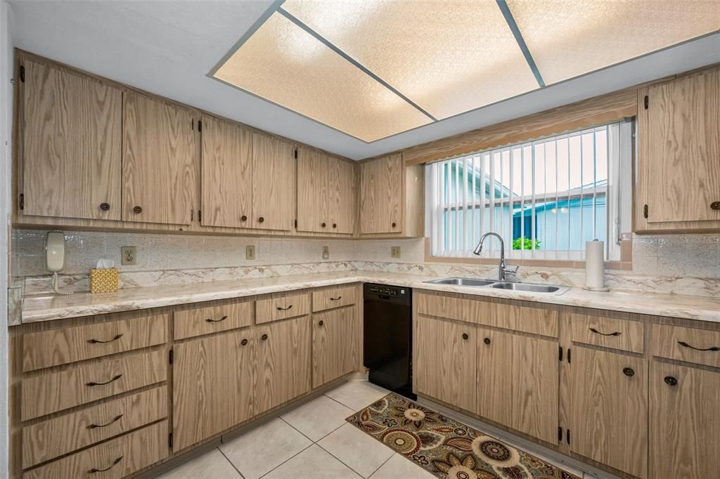 На продажу: $299,900 (3 спален, 2 ванн, 1672 Квадратных фут)