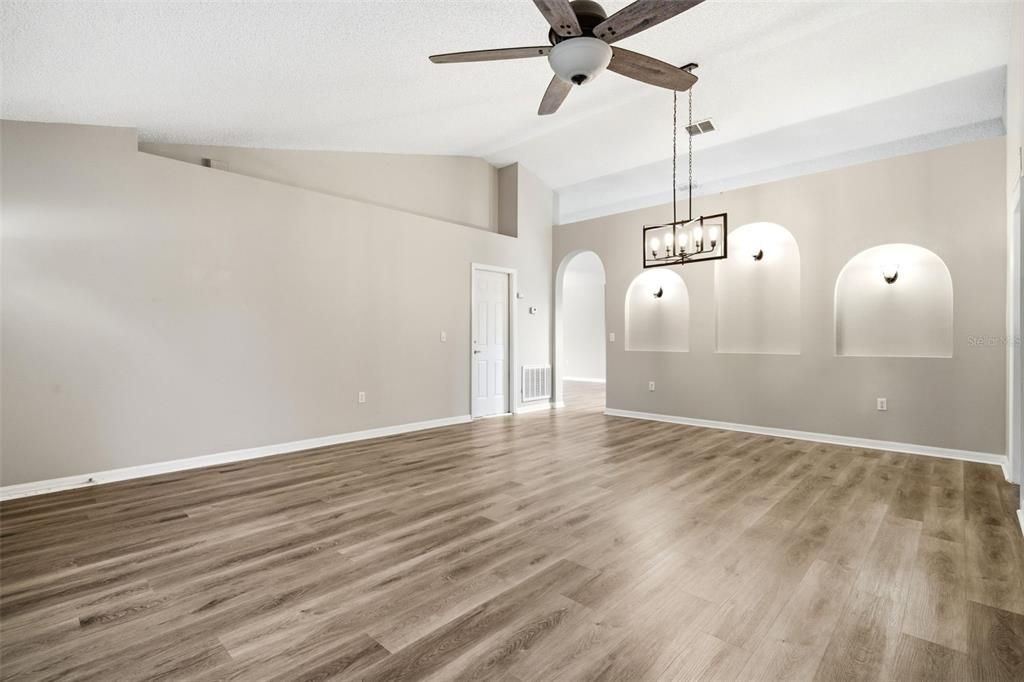 Activo con contrato: $396,500 (4 camas, 2 baños, 2088 Pies cuadrados)