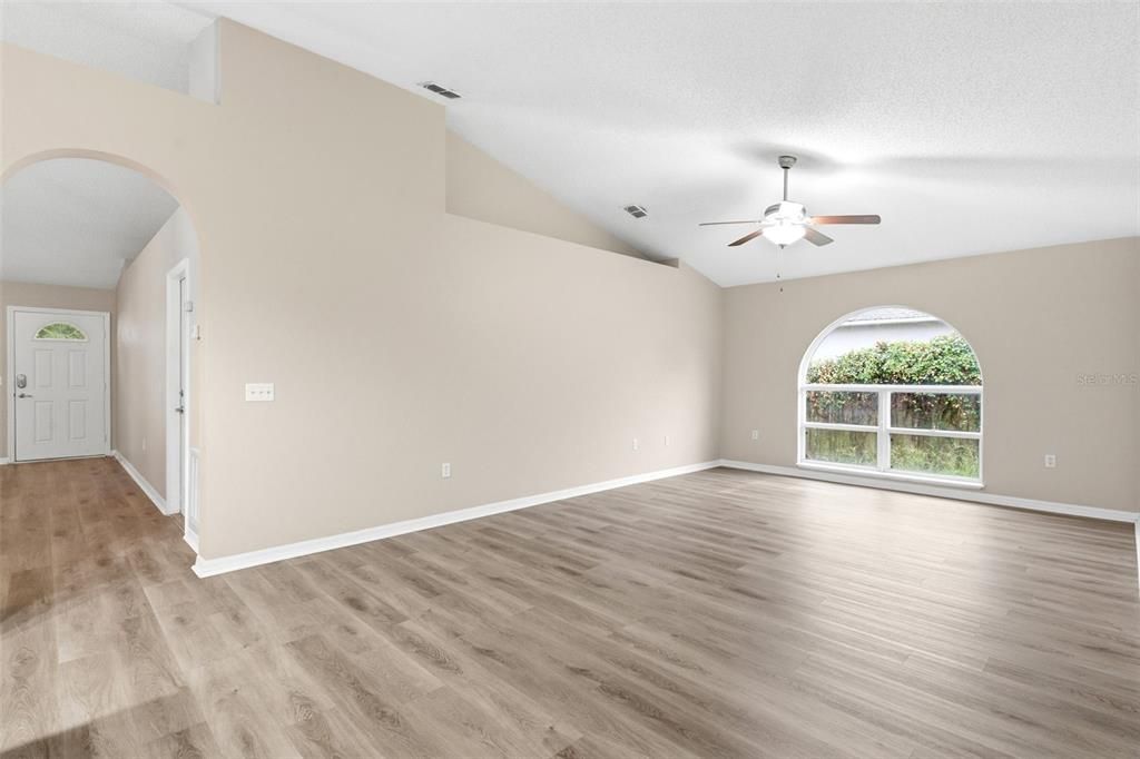 Activo con contrato: $396,500 (4 camas, 2 baños, 2088 Pies cuadrados)