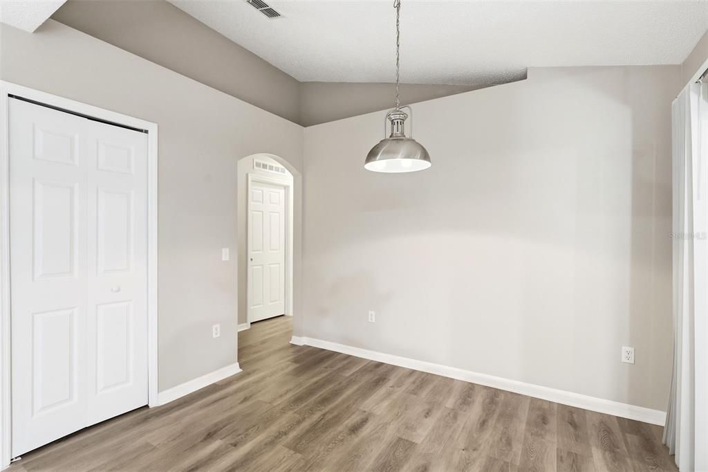 Activo con contrato: $396,500 (4 camas, 2 baños, 2088 Pies cuadrados)