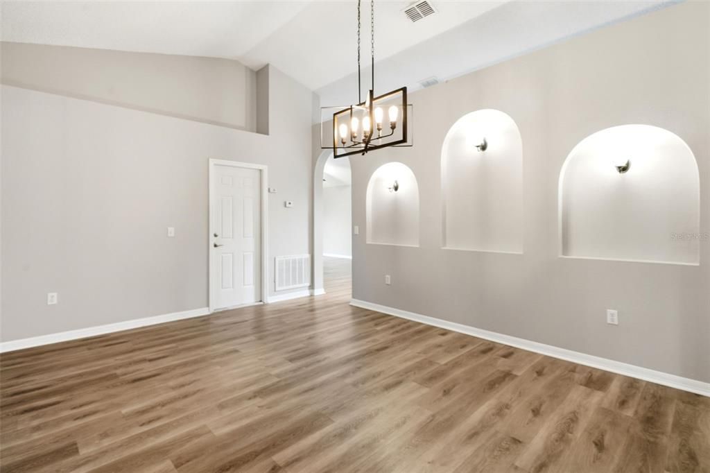 Activo con contrato: $396,500 (4 camas, 2 baños, 2088 Pies cuadrados)