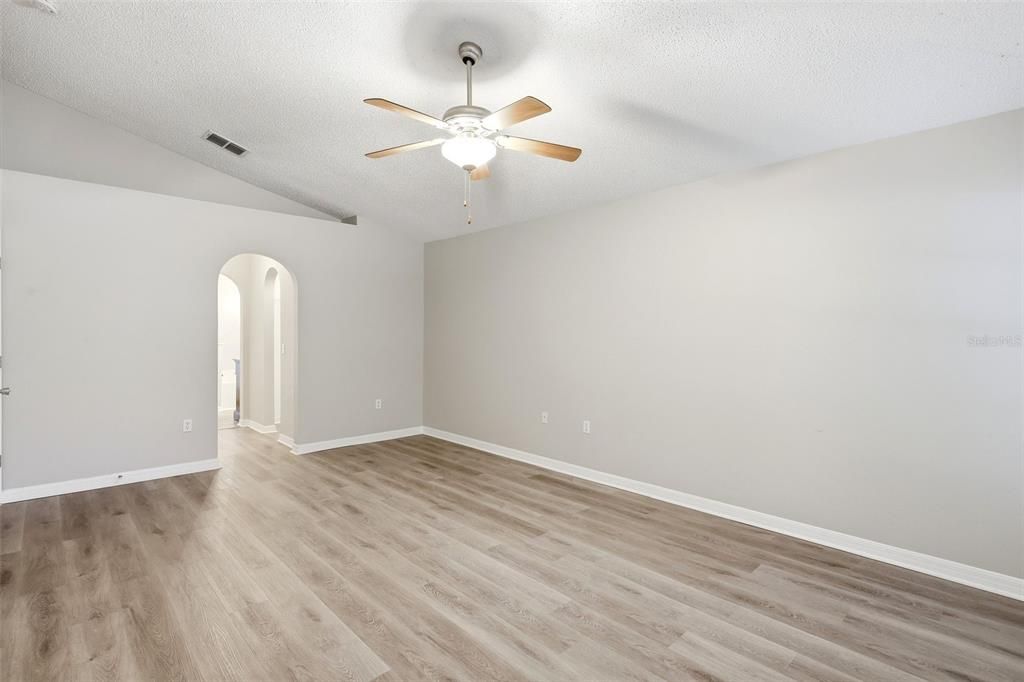 Activo con contrato: $396,500 (4 camas, 2 baños, 2088 Pies cuadrados)