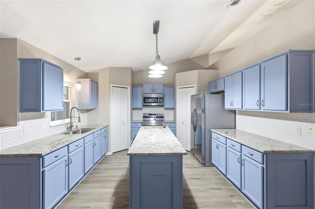 Activo con contrato: $396,500 (4 camas, 2 baños, 2088 Pies cuadrados)