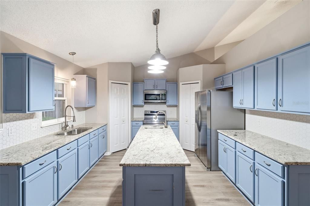 Activo con contrato: $396,500 (4 camas, 2 baños, 2088 Pies cuadrados)