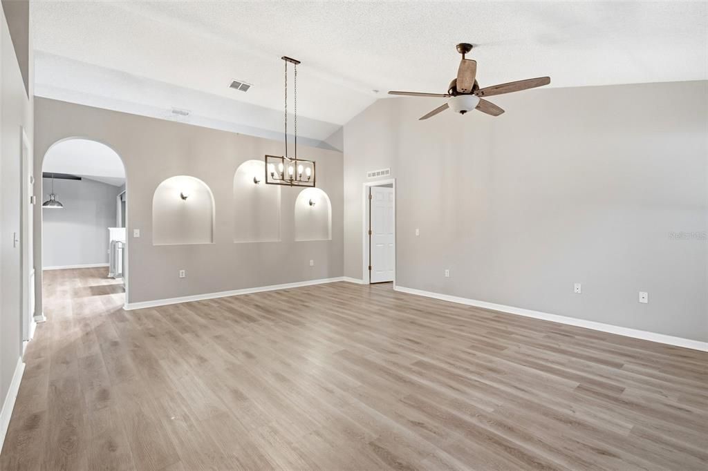 Activo con contrato: $396,500 (4 camas, 2 baños, 2088 Pies cuadrados)