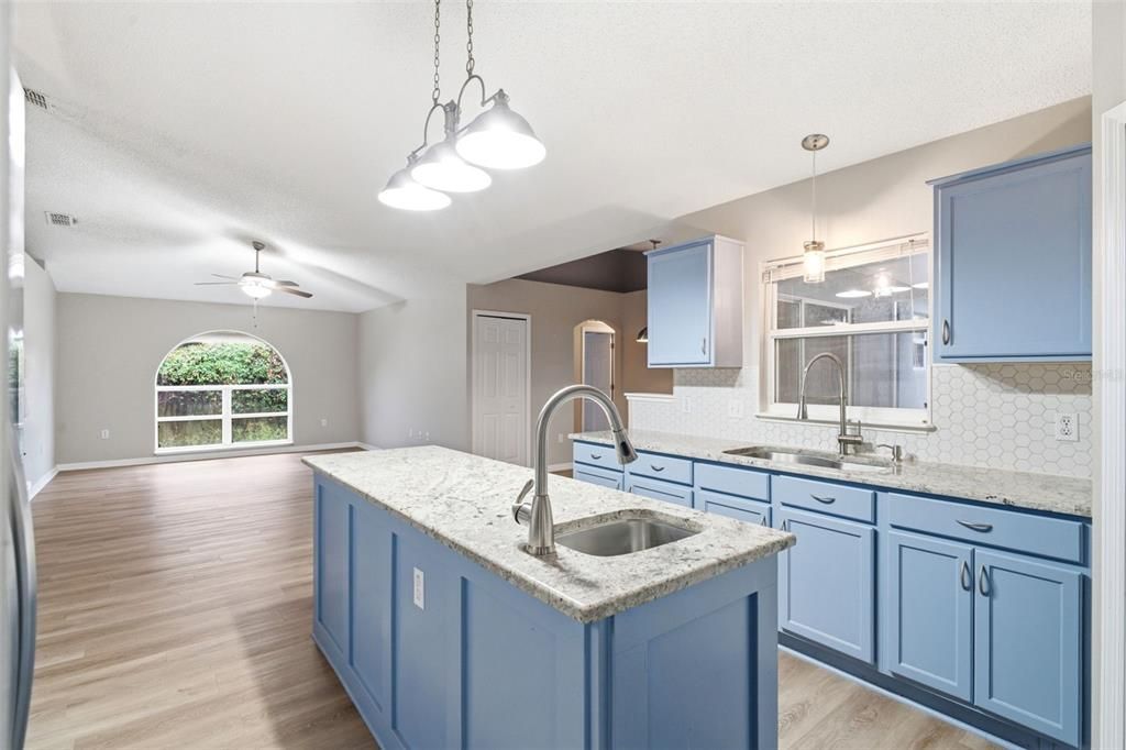 Activo con contrato: $396,500 (4 camas, 2 baños, 2088 Pies cuadrados)