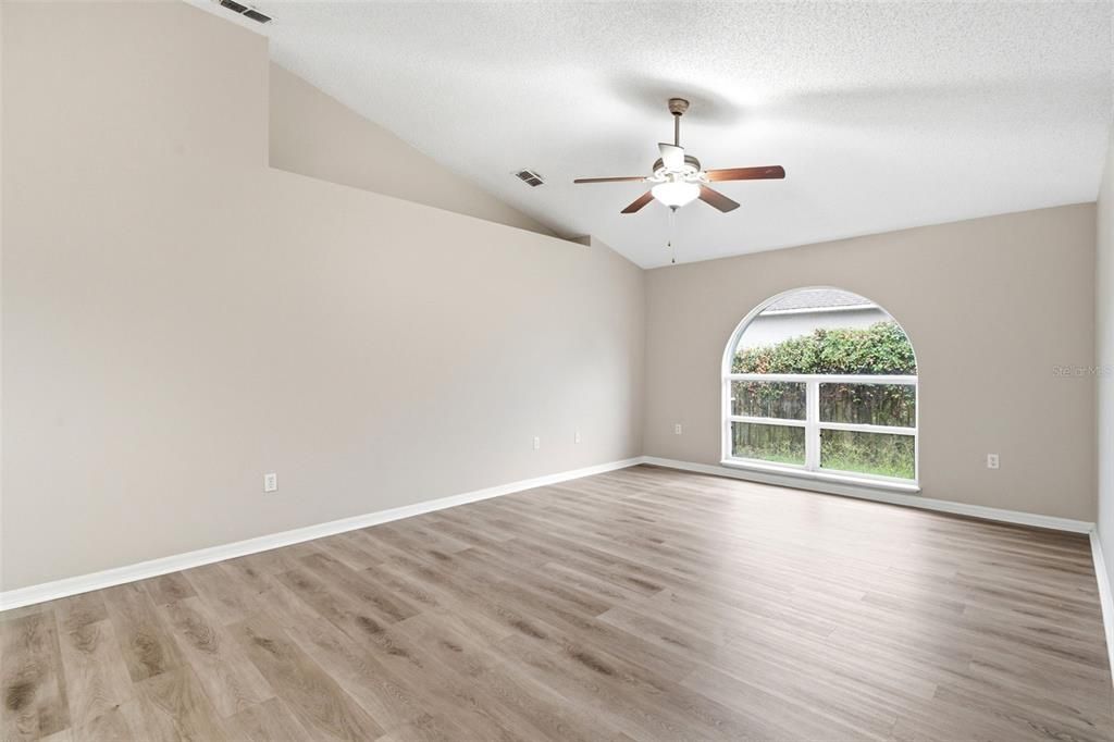Activo con contrato: $396,500 (4 camas, 2 baños, 2088 Pies cuadrados)