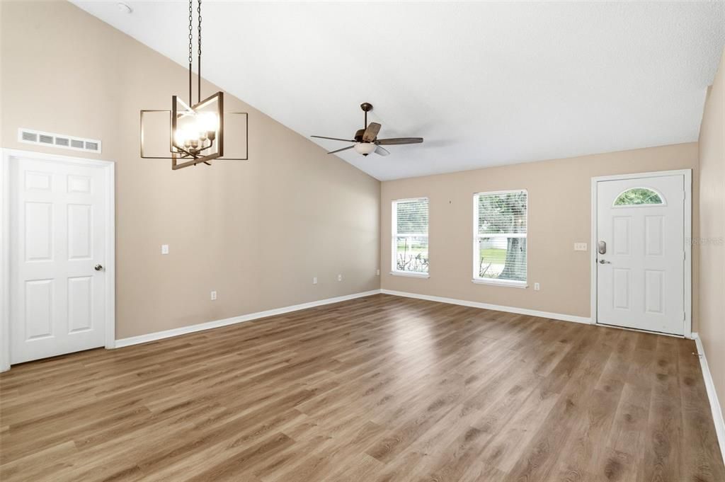 Activo con contrato: $396,500 (4 camas, 2 baños, 2088 Pies cuadrados)