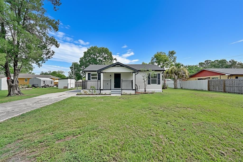Active With Contract: $240,000 (2 beds, 1 baths, 776 Square Feet)