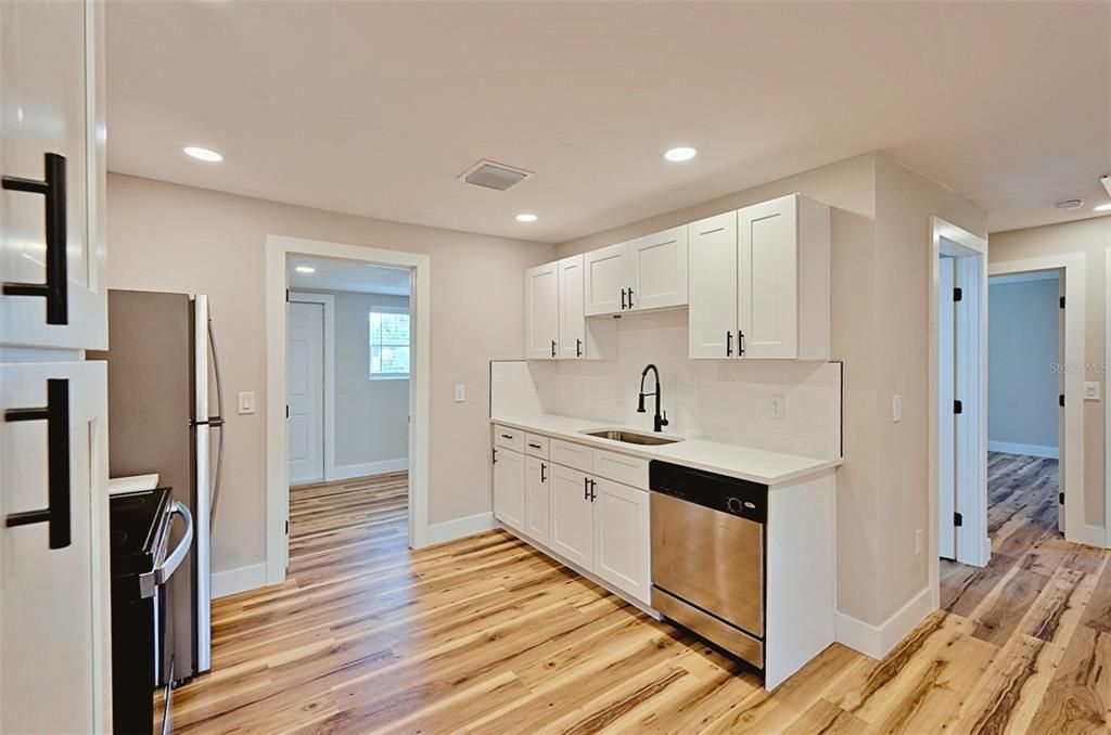 Active With Contract: $240,000 (2 beds, 1 baths, 776 Square Feet)