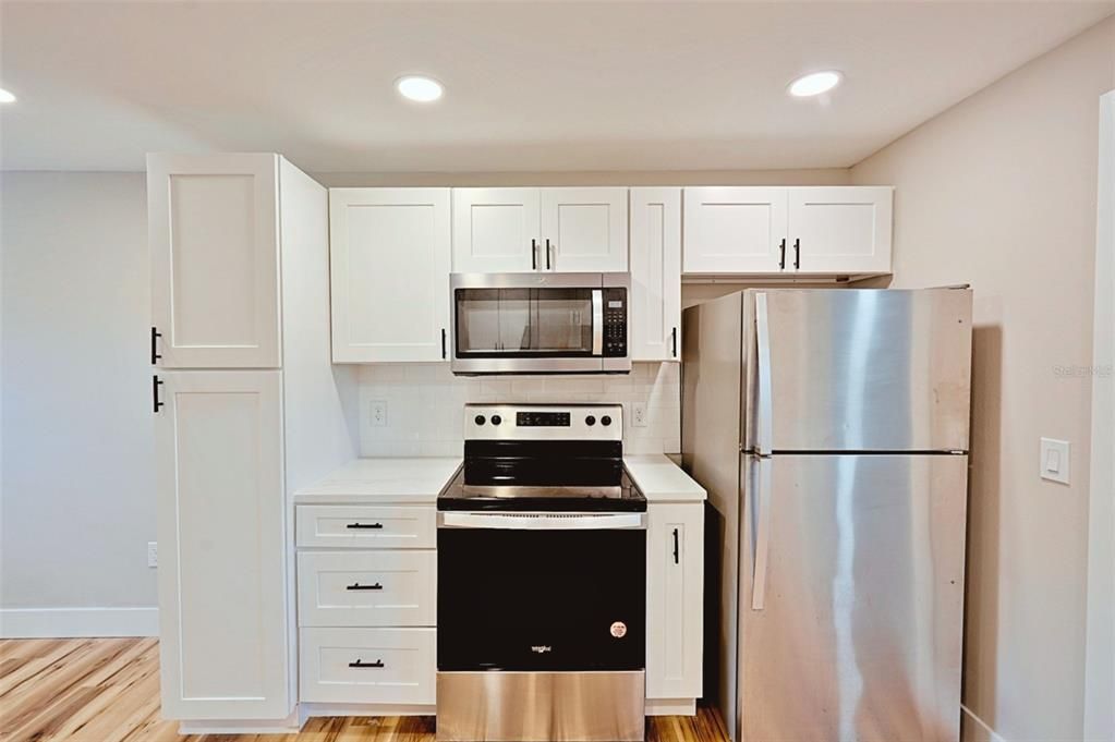 Active With Contract: $240,000 (2 beds, 1 baths, 776 Square Feet)