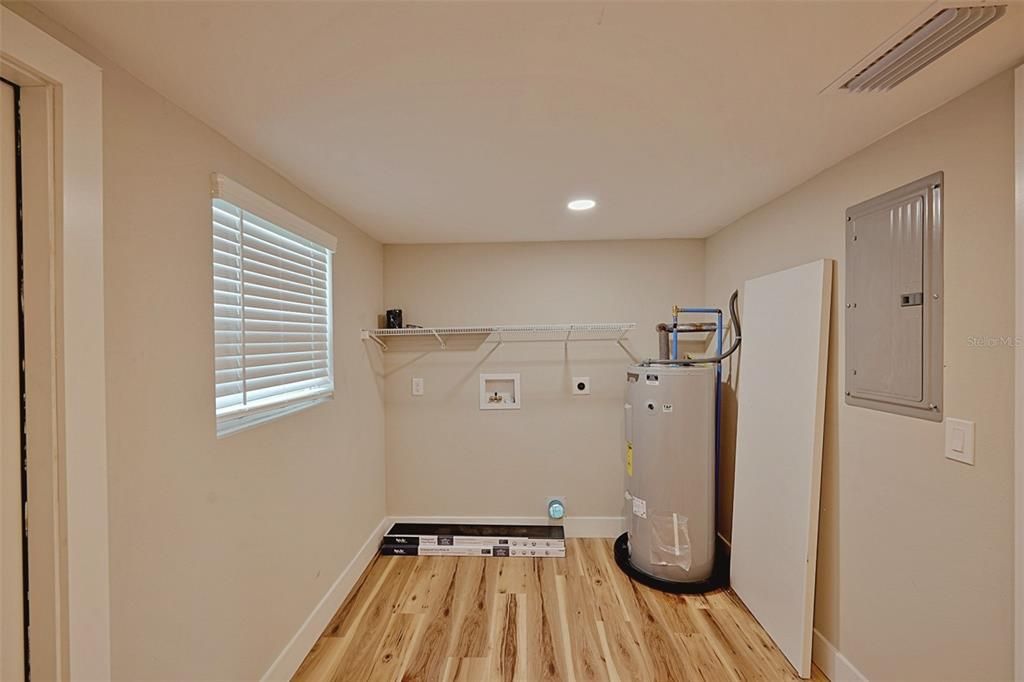Active With Contract: $240,000 (2 beds, 1 baths, 776 Square Feet)