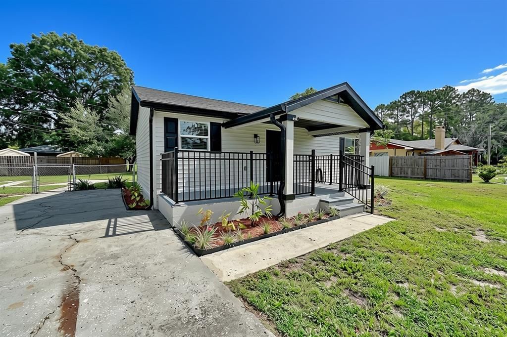 Active With Contract: $240,000 (2 beds, 1 baths, 776 Square Feet)