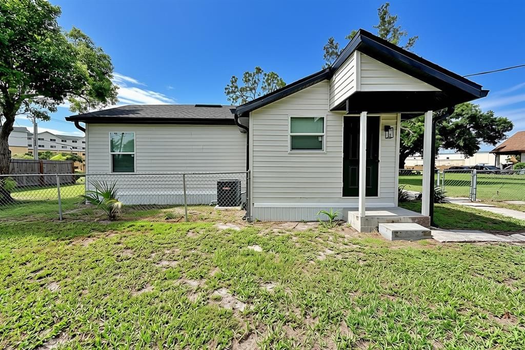 Active With Contract: $240,000 (2 beds, 1 baths, 776 Square Feet)