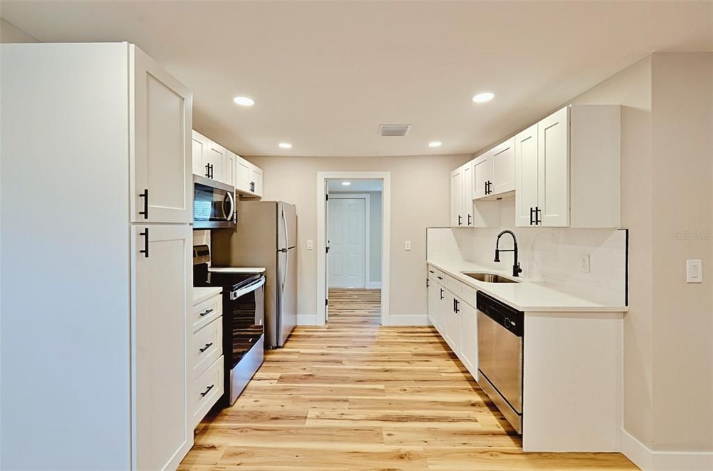 Active With Contract: $240,000 (2 beds, 1 baths, 776 Square Feet)