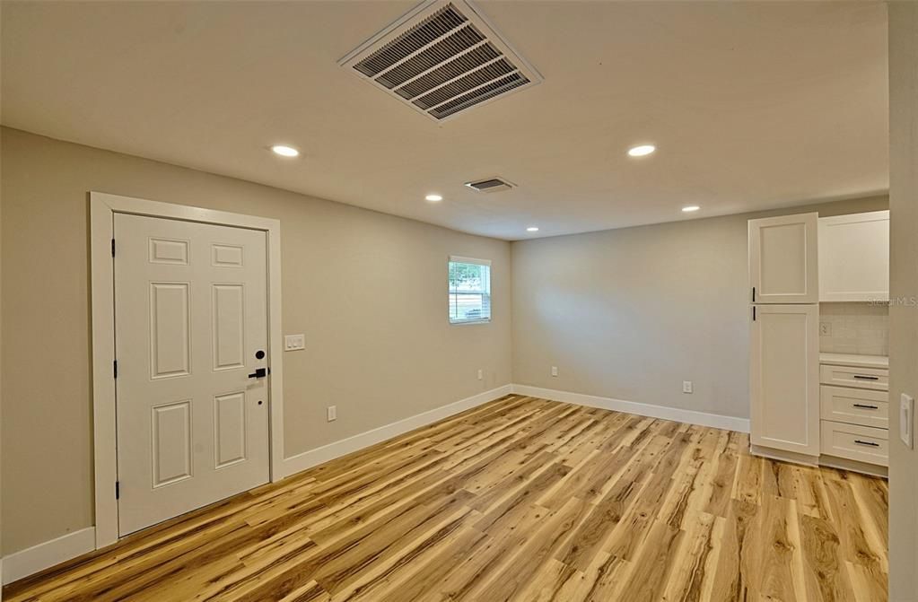 Active With Contract: $240,000 (2 beds, 1 baths, 776 Square Feet)