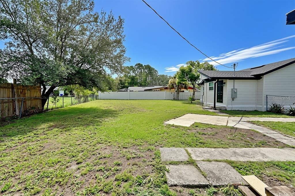 Active With Contract: $240,000 (2 beds, 1 baths, 776 Square Feet)
