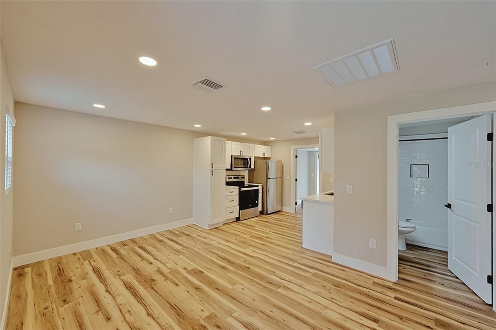 Active With Contract: $240,000 (2 beds, 1 baths, 776 Square Feet)