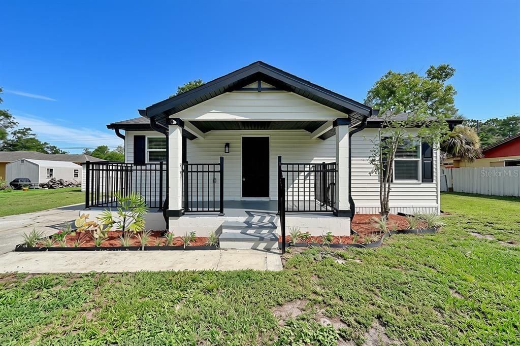 Active With Contract: $240,000 (2 beds, 1 baths, 776 Square Feet)