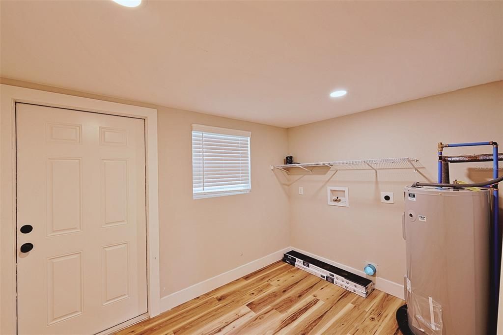 Active With Contract: $240,000 (2 beds, 1 baths, 776 Square Feet)