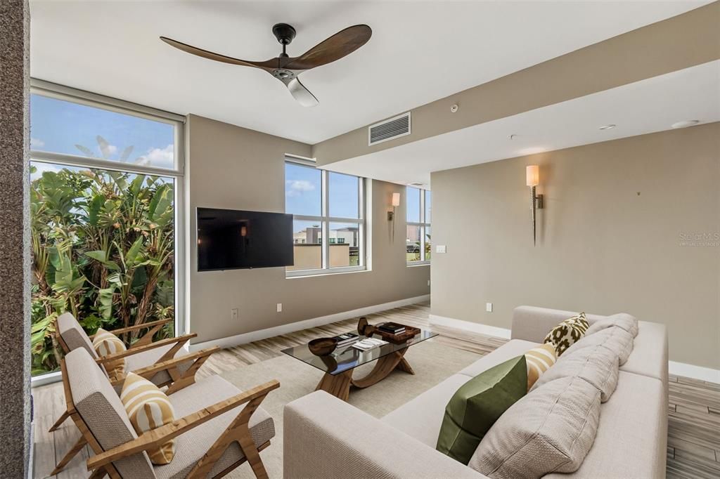 En Venta: $574,900 (2 camas, 2 baños, 1278 Pies cuadrados)