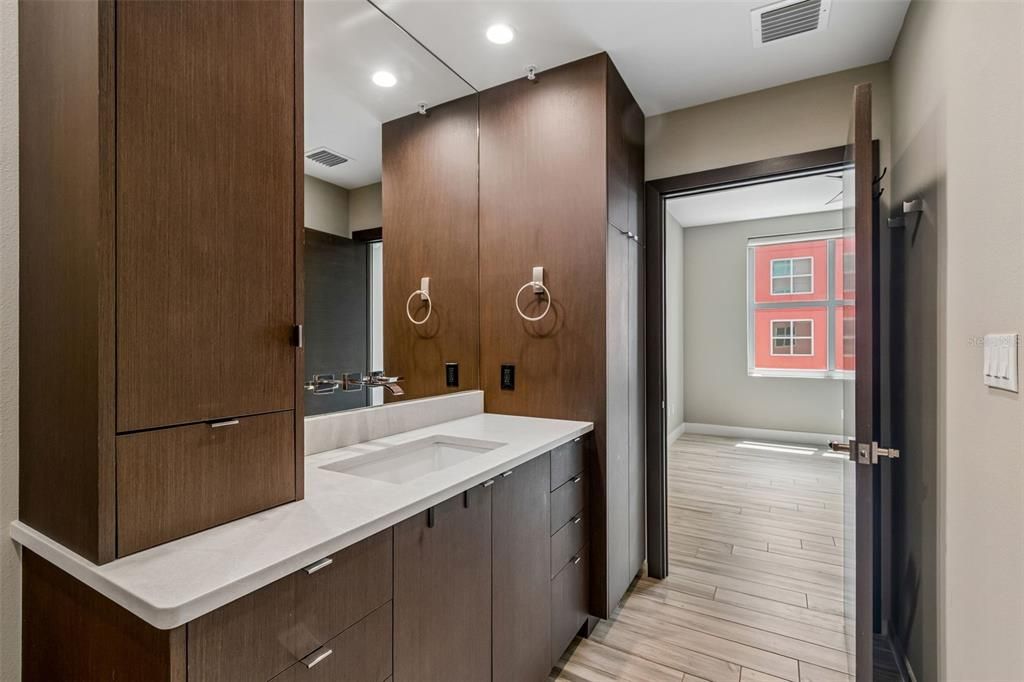 En Venta: $574,900 (2 camas, 2 baños, 1278 Pies cuadrados)