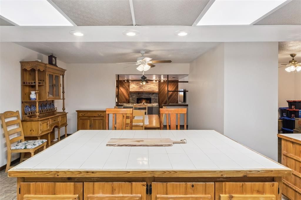 En Venta: $465,000 (3 camas, 2 baños, 2208 Pies cuadrados)