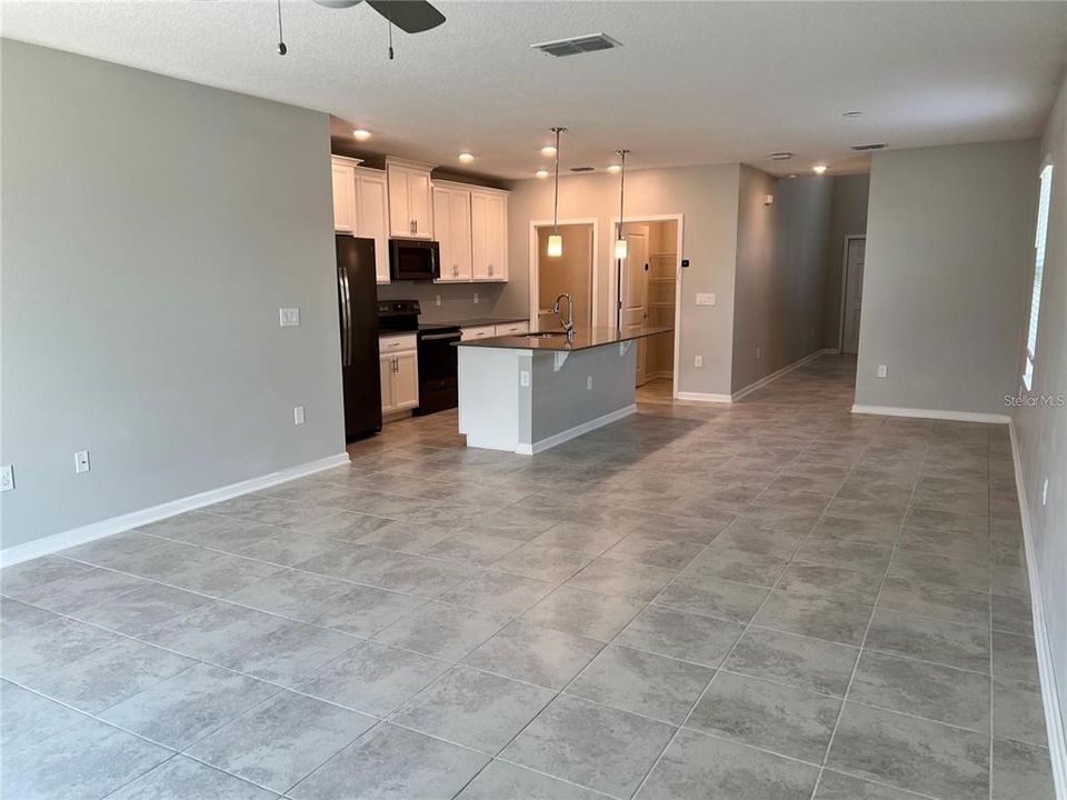 出租: $3,000 (5 贝兹, 2 浴室, 2370 平方英尺)