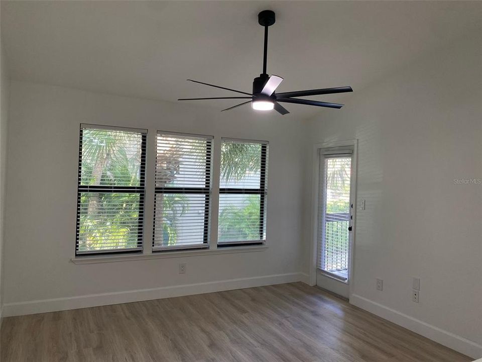 For Sale: $169,900 (1 beds, 1 baths, 572 Square Feet)