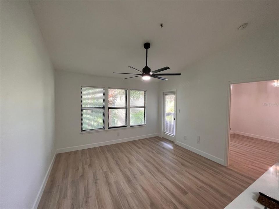 For Sale: $169,900 (1 beds, 1 baths, 572 Square Feet)