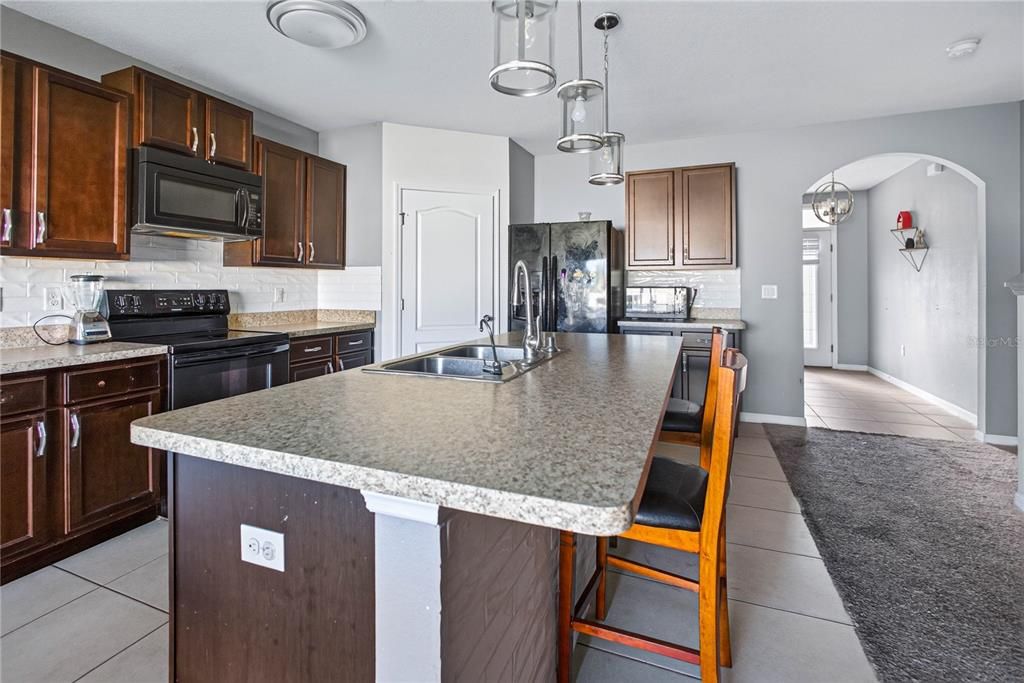 For Sale: $350,000 (5 beds, 3 baths, 2577 Square Feet)