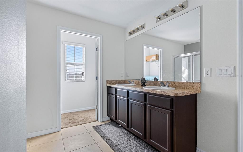 For Sale: $350,000 (5 beds, 3 baths, 2577 Square Feet)