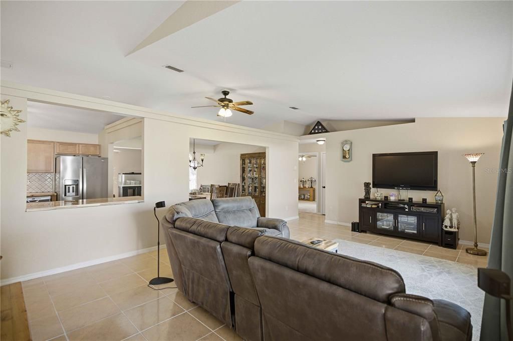 En Venta: $359,900 (3 camas, 2 baños, 1898 Pies cuadrados)