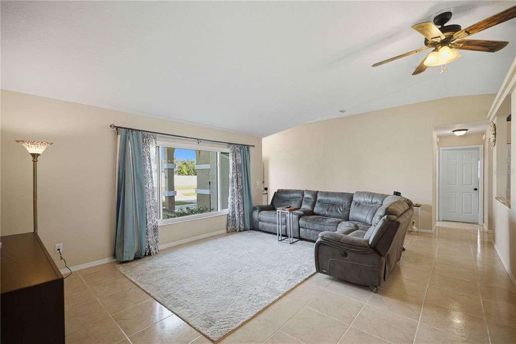 En Venta: $359,900 (3 camas, 2 baños, 1898 Pies cuadrados)