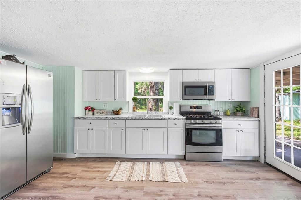 For Sale: $175,000 (2 beds, 1 baths, 1040 Square Feet)