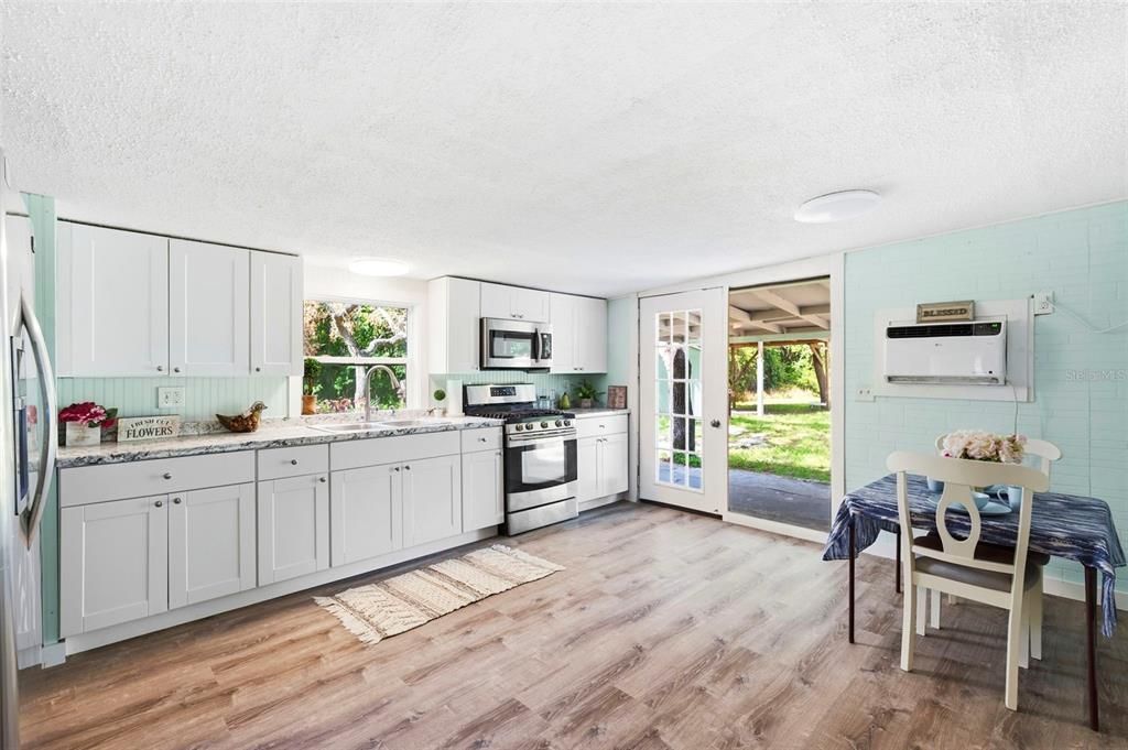 For Sale: $175,000 (2 beds, 1 baths, 1040 Square Feet)