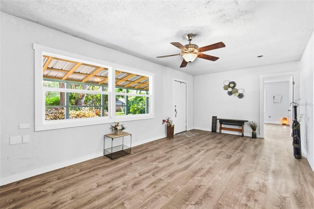 For Sale: $175,000 (2 beds, 1 baths, 1040 Square Feet)