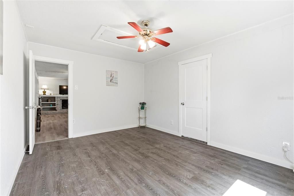 For Sale: $175,000 (2 beds, 1 baths, 1040 Square Feet)