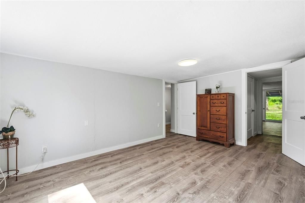 For Sale: $175,000 (2 beds, 1 baths, 1040 Square Feet)