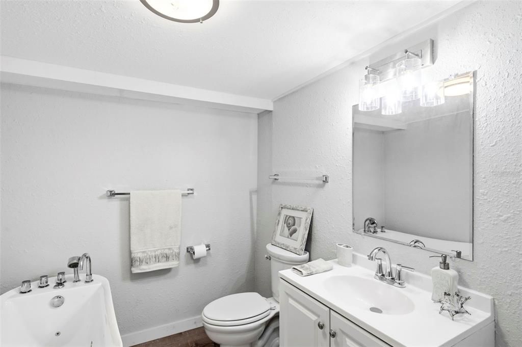 For Sale: $175,000 (2 beds, 1 baths, 1040 Square Feet)