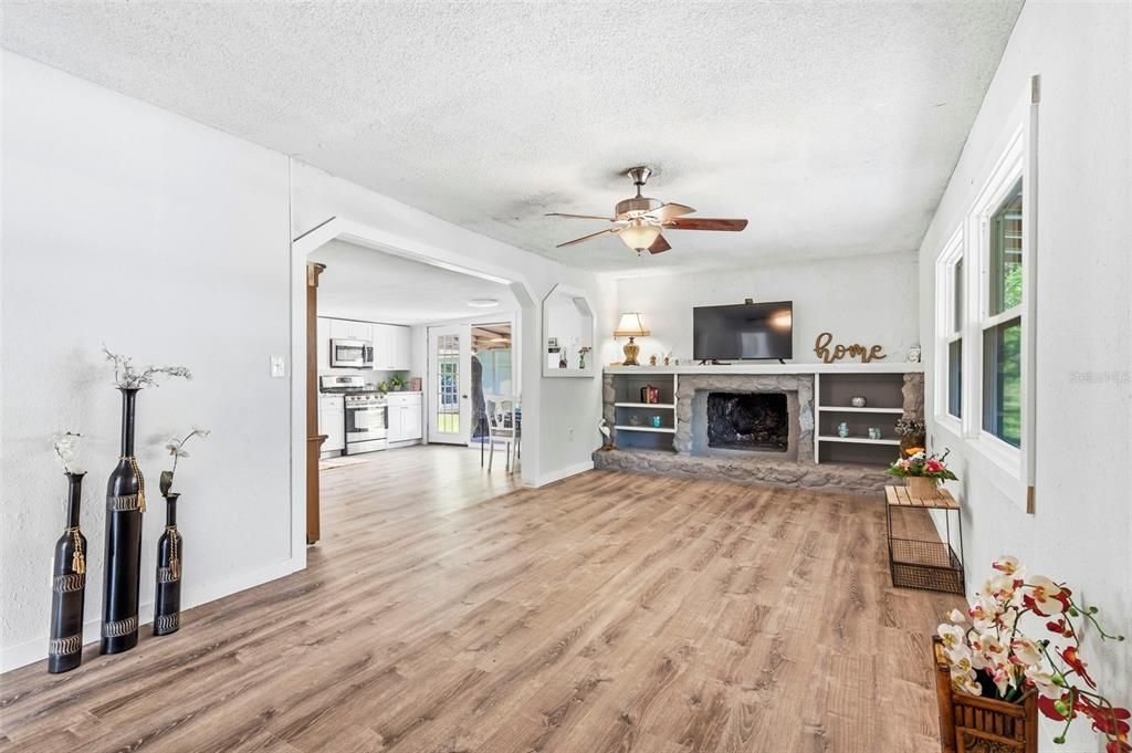 For Sale: $175,000 (2 beds, 1 baths, 1040 Square Feet)