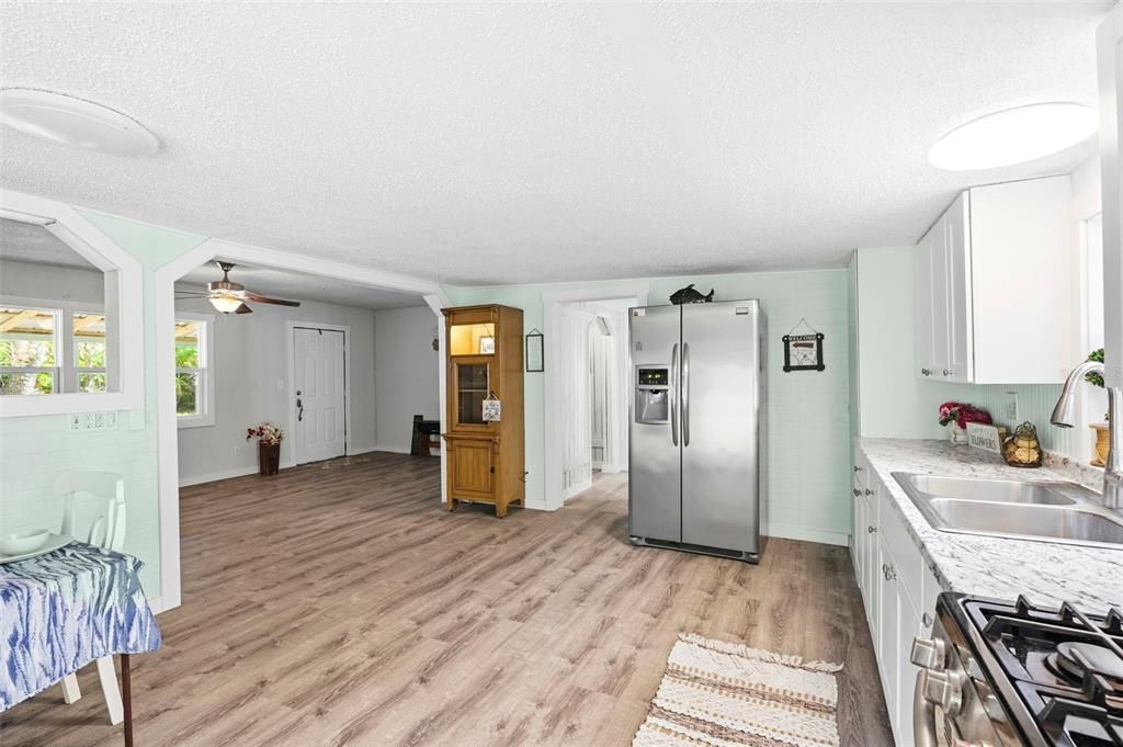For Sale: $175,000 (2 beds, 1 baths, 1040 Square Feet)