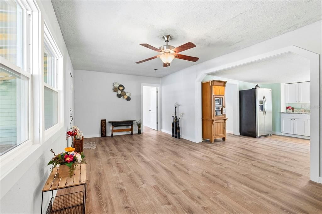 For Sale: $175,000 (2 beds, 1 baths, 1040 Square Feet)